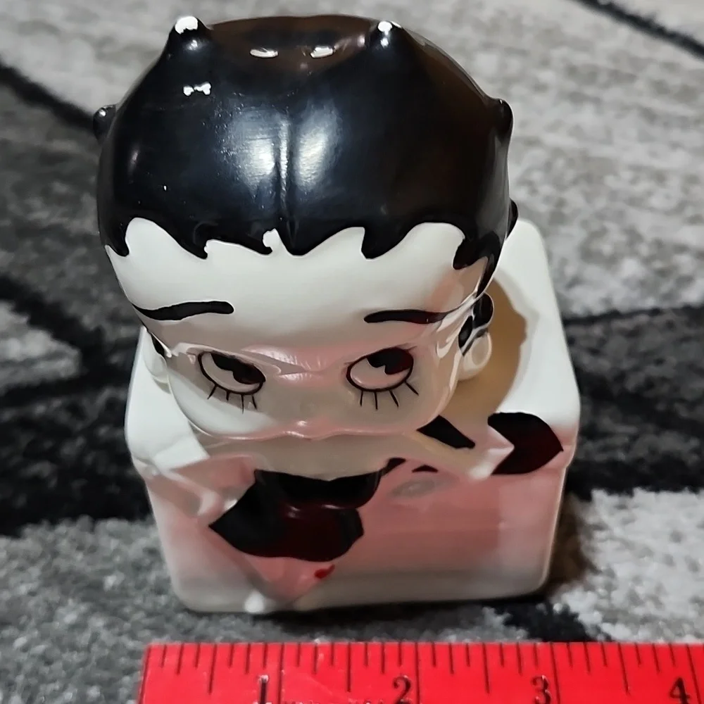 VINTAGE BETTY BOOP 1995 COLLECTIBLE SALT & PEPPER SHAKER SET